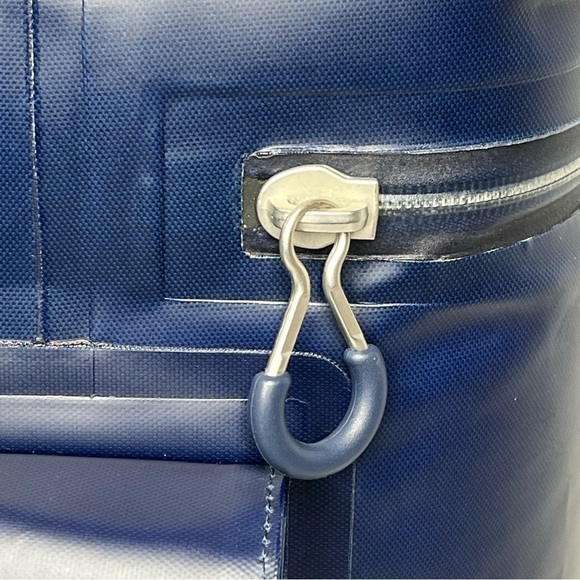 NWT Limited Edition Vineyard Vines x Target Navy Padded Shoulder Sling Cooler - Picture 9 of 16